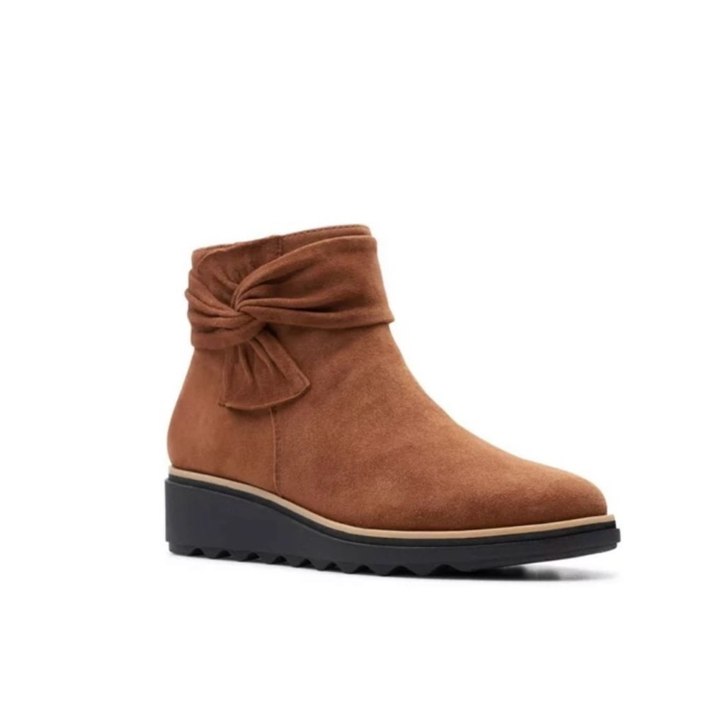 NIB COLLECTION BY CLARKS Bow Cushion Tan Sharon Wedge Suede Leather Boots 7.5